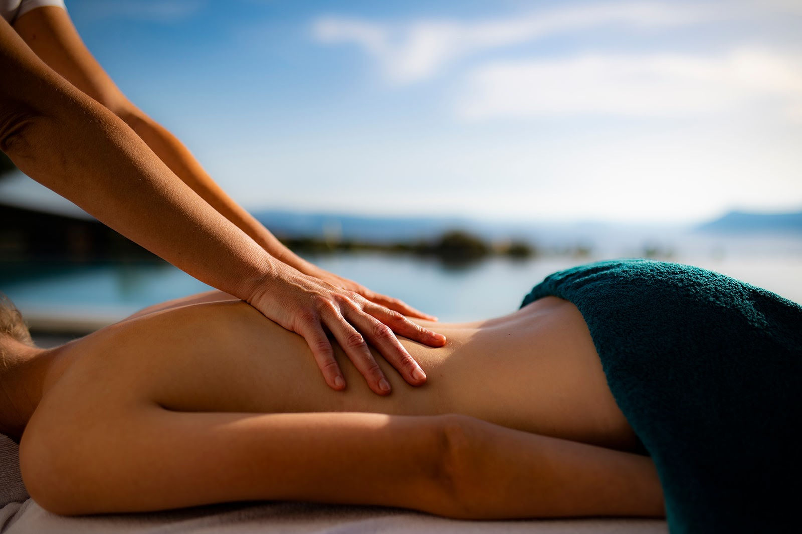 Back, neck & shoulders massage in Santorini - Soma Rei Wellness